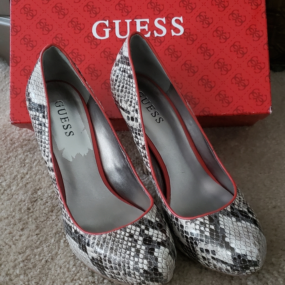 GUESS 7 1/2 Snake Skin Pumps